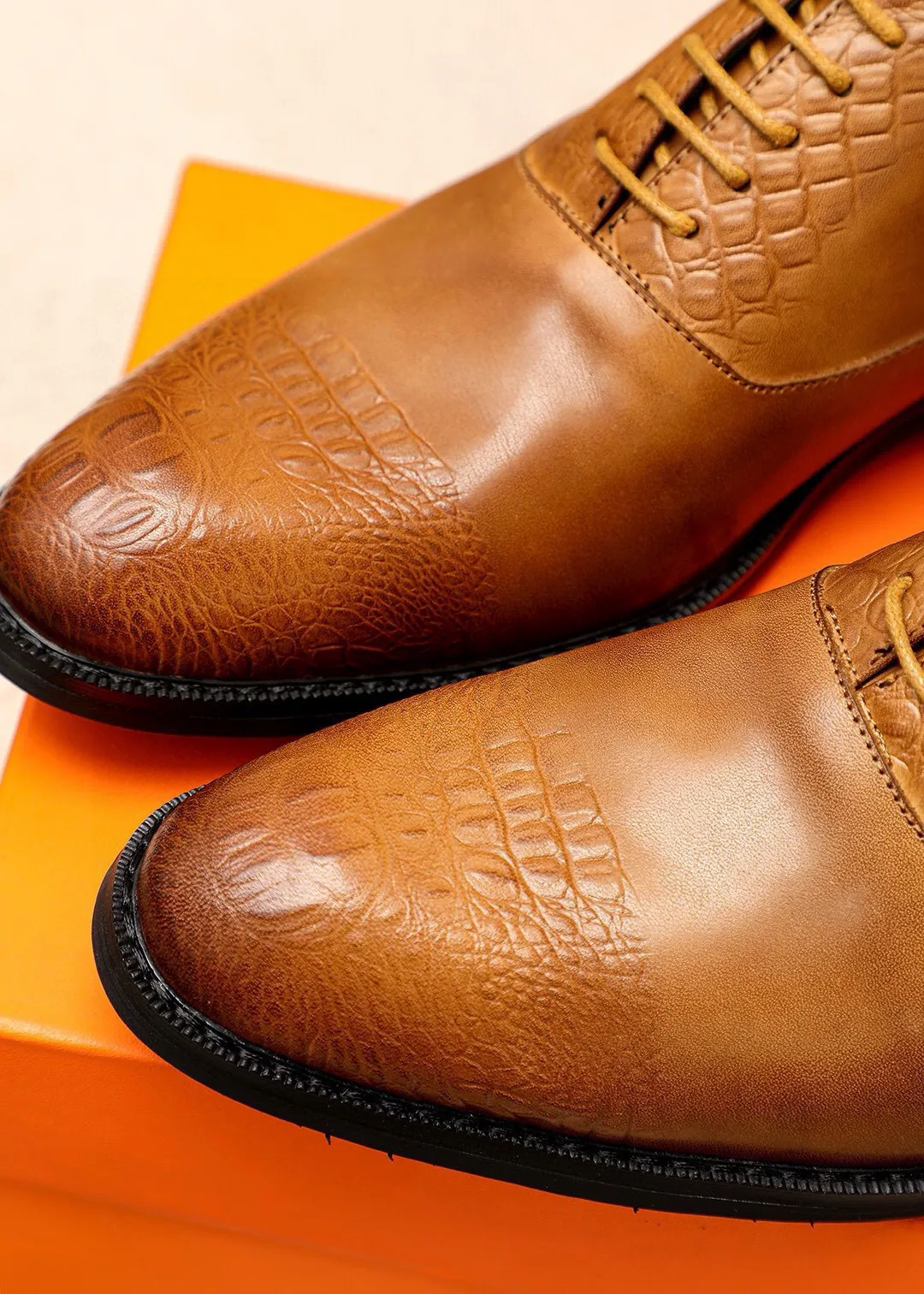 Men's shoes 💰460 💐 Product trademark: HERMES "Hermès" business leather shoes Regular size: 38-44 (45🉑️customized) Product materials: Selected imported first-layer calfskin upper, imported water-dyed 🐂 cowhide lining. Strong three-dimensional visual effect, non-slip and wear-resistant combination outsole Color: 2⃣️colors available